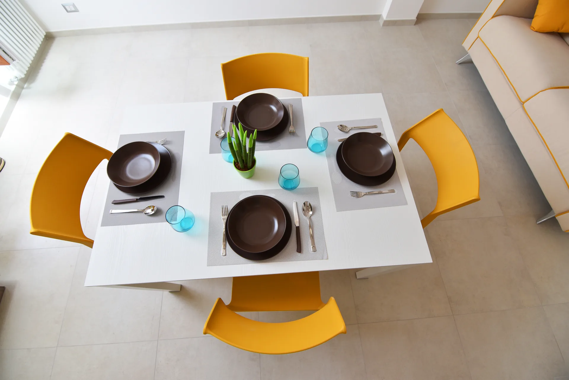 Mesa y sillas