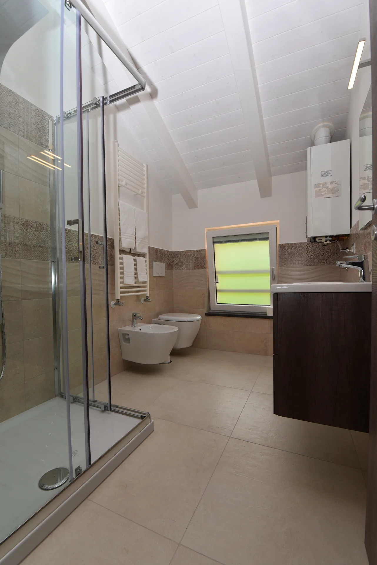 Baño moderno con lavabo
