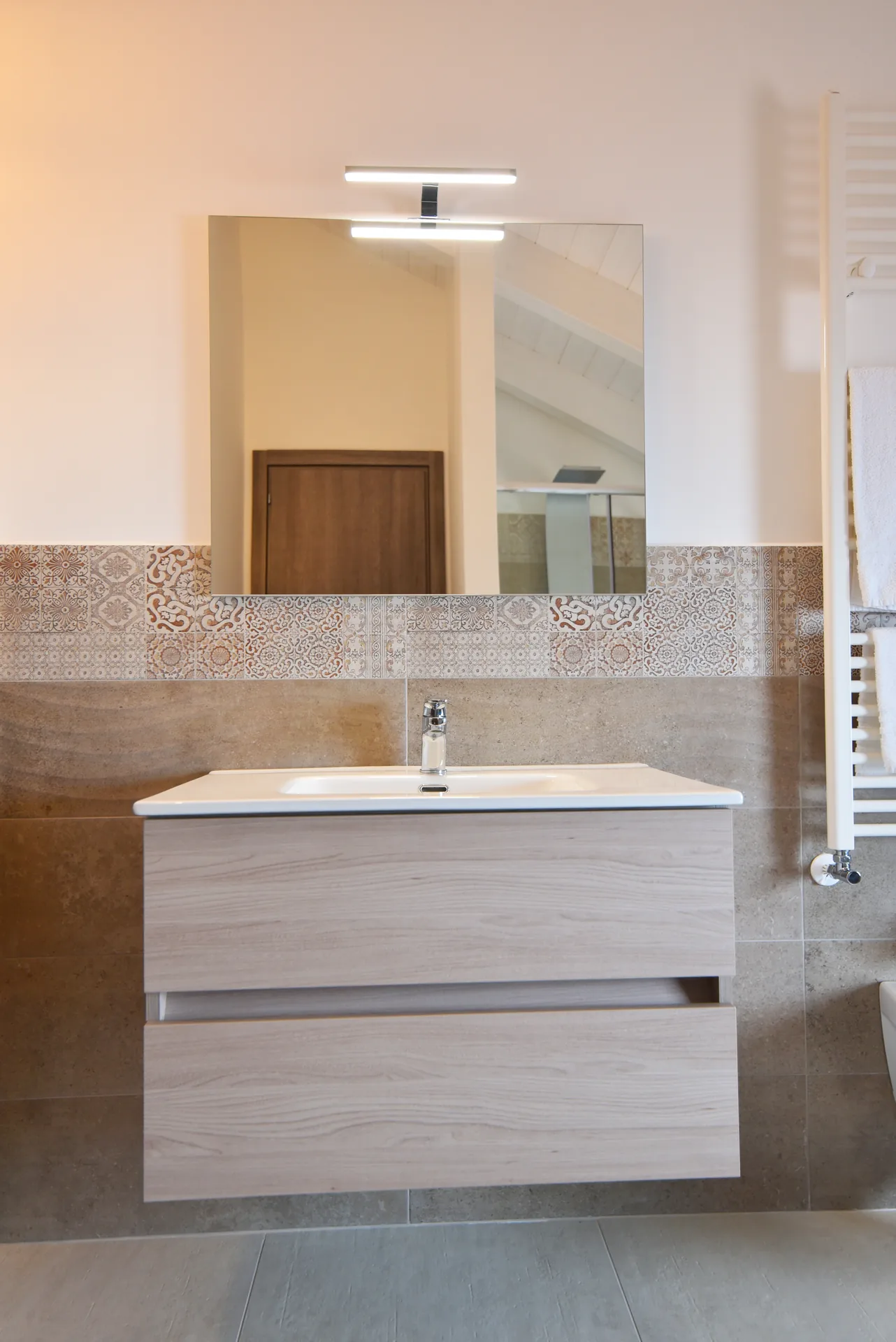 Detalle lavabo y espejo