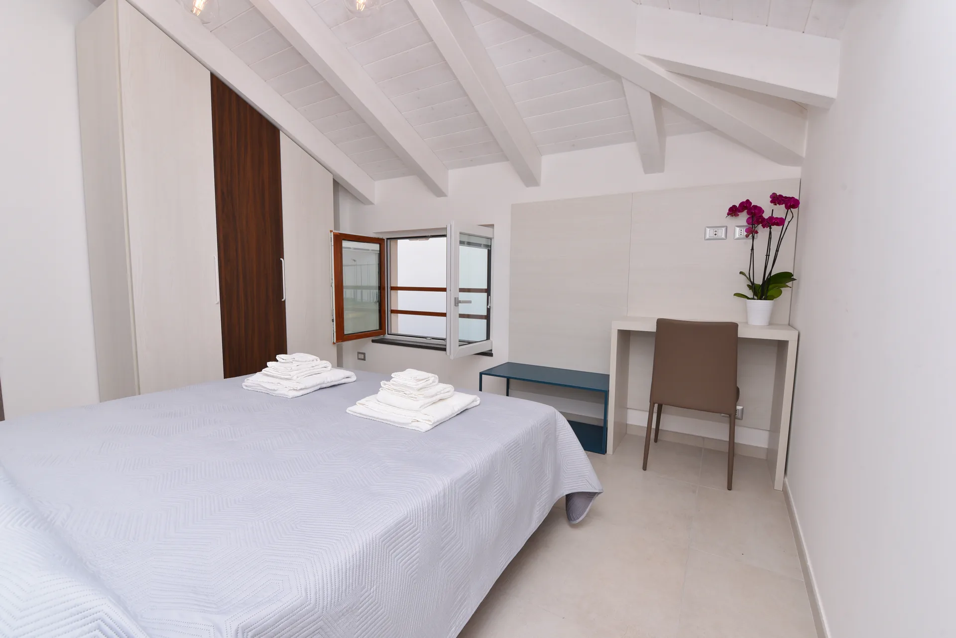 Habitación principal rincón escritorio