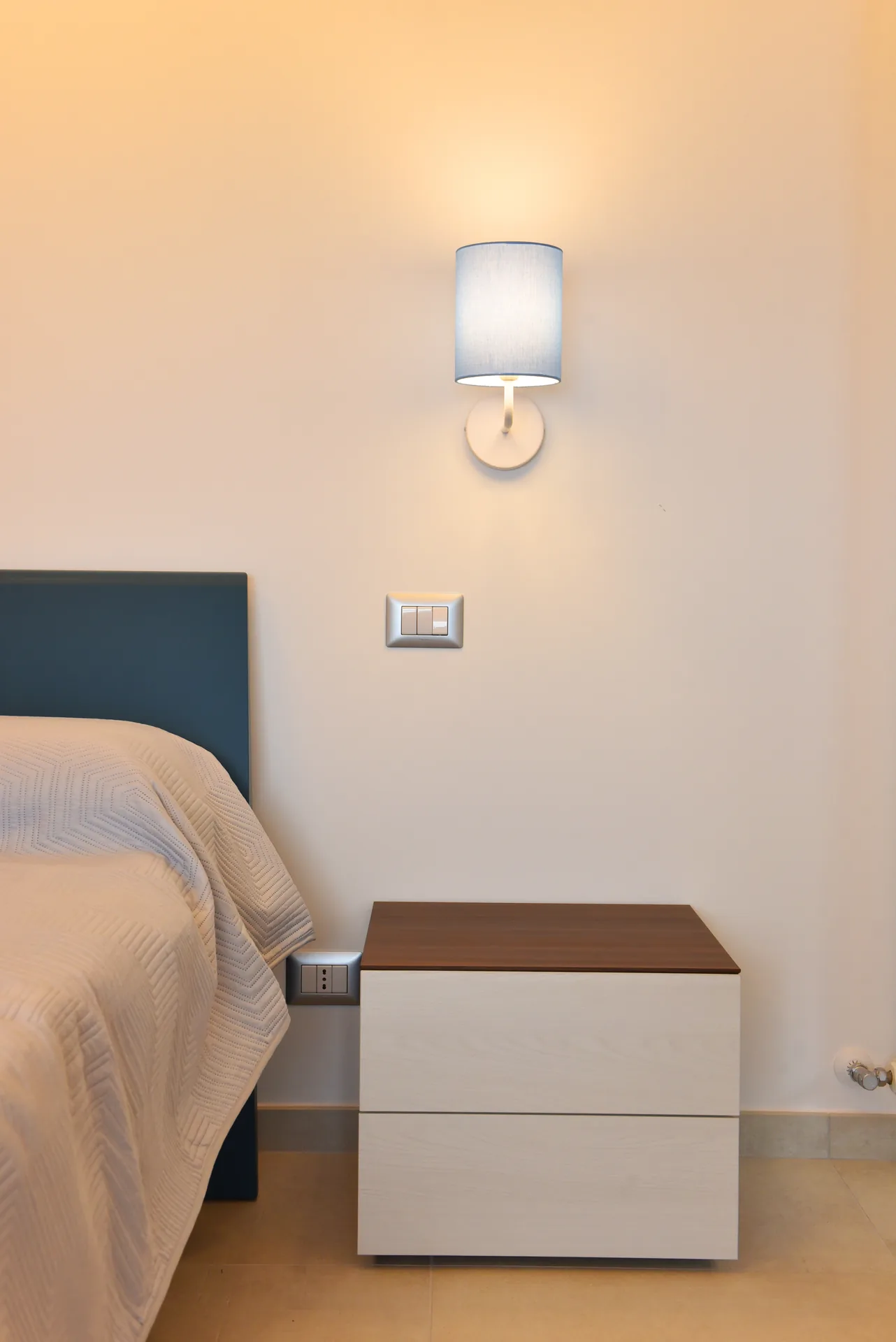 Habitación: mesita de noche de diseño