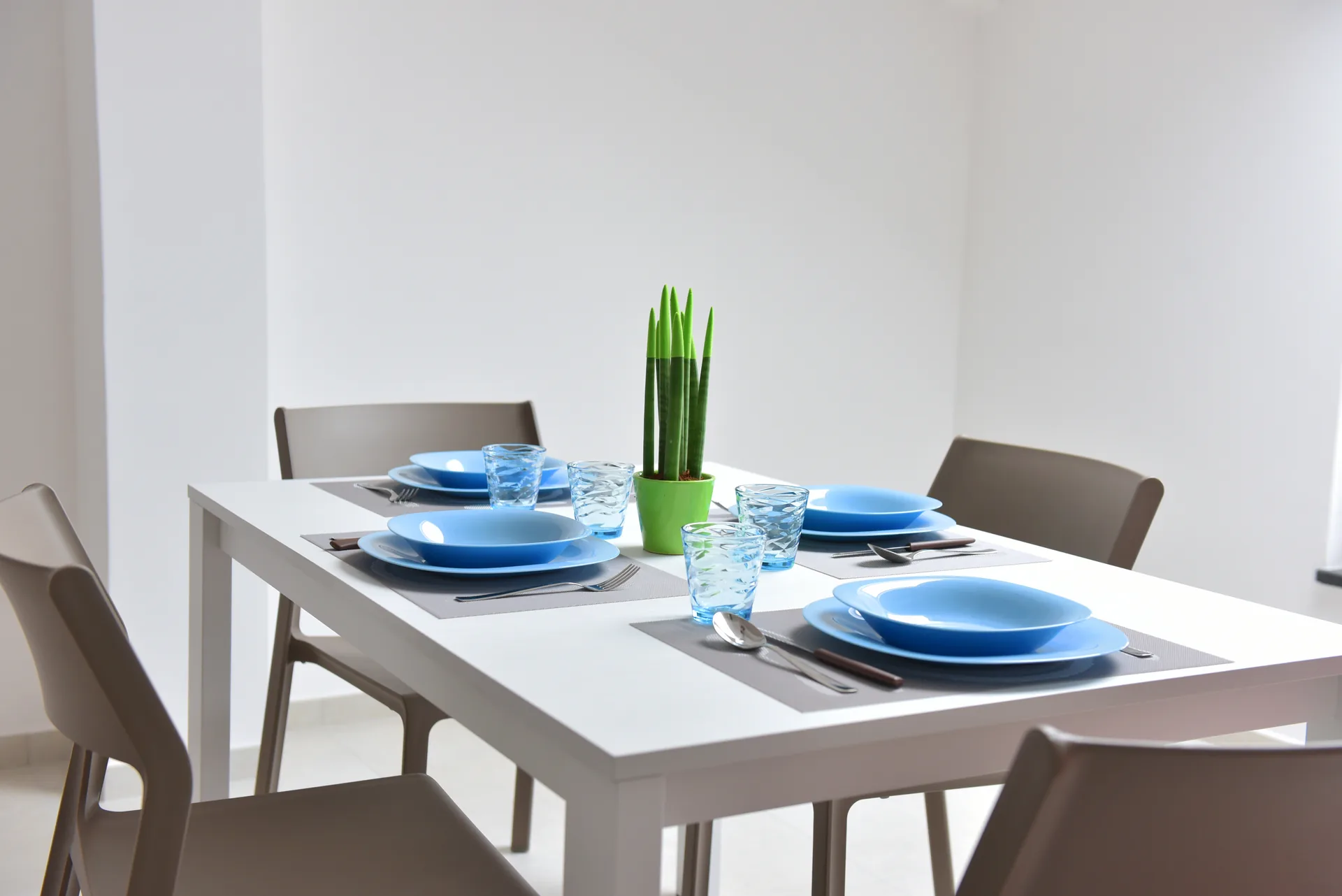 Mesa de comedor puesta